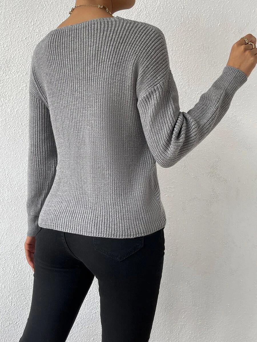 Grauer Strickpullover mit V-Ausschnitt, Wickeloptik und langen Ärmeln