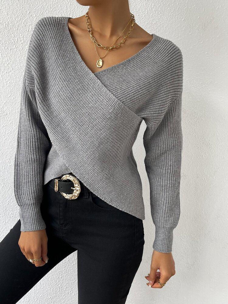 Grauer Strickpullover mit V-Ausschnitt, Wickeloptik und langen Ärmeln