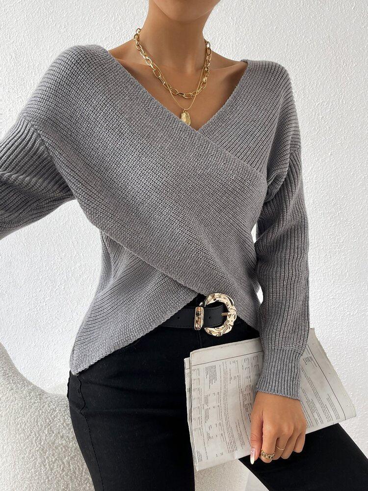 Grauer Strickpullover mit V-Ausschnitt, Wickeloptik und langen Ärmeln