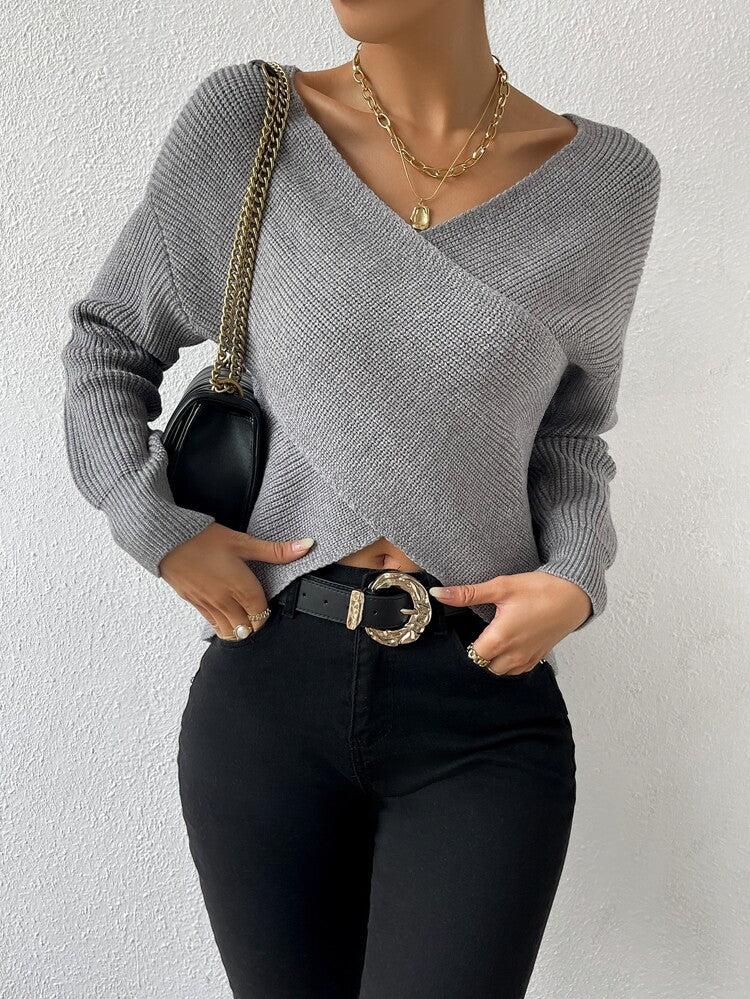 Grauer Strickpullover mit V-Ausschnitt, Wickeloptik und langen Ärmeln
